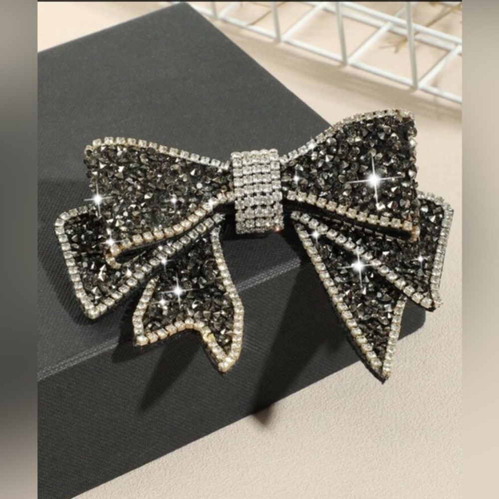 ✨NEW✨ Sparkling Rhinestone Bow Tie Brooch - Picture 3 of 6